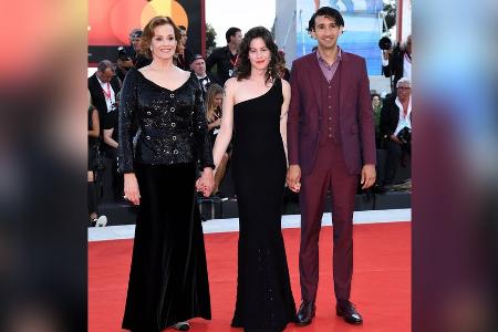Venedig: Sigourney Weaver mit ihrem Kind Shar auf dem roten Teppich Venedig: Sigourney Weaver mit ihrem Kind Shar auf dem roten Teppich