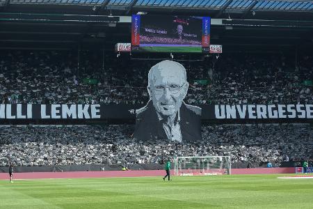 Spektakuläre Choreo: Weserstadion gedenkt Lemke Spektakuläre Choreo: Weserstadion gedenkt Lemke