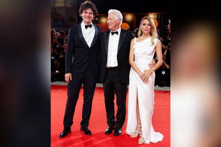 Richard Gere strahlt mit Sohn Homer und seiner Ehefrau in Venedig Richard Gere strahlt mit Sohn Homer und seiner Ehefrau in Venedig