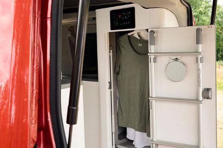 Ford Nugget Campervan Kleiderschrank