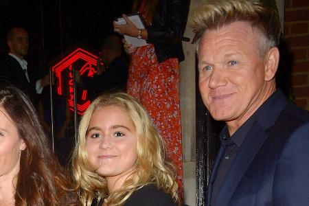 Uniform-Shopping: Gordon Ramsays Tochter geht auf die Kochschule Uniform-Shopping: Gordon Ramsays Tochter geht auf die Kochschule