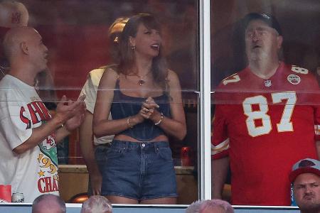 NFL-Saisonauftakt: Taylor Swift feuert Travis Kelce im Denim-Look an NFL-Saisonauftakt: Taylor Swift feuert Travis Kelce im Denim-Look an