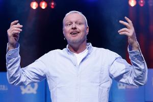 Mit Fatsuit und Satire: Stefan Raab zeigt sich vor dem Halmich-Kampf