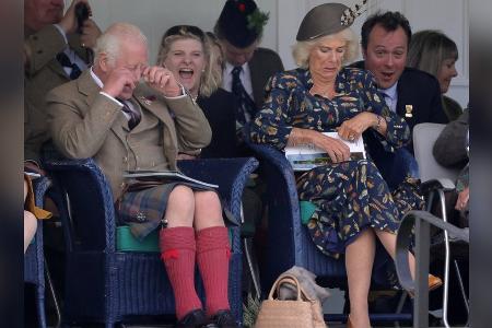 König Charles lacht Tränen: Lustiger Ausflug zu den Highland Games König Charles lacht Tränen: Lustiger Ausflug zu den Highland Games