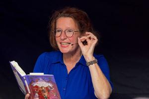 Margit Auer rät "Handys weglegen!": So lernen Kinder das Lesen lieben