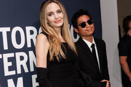 Angelina Jolies Sohn Pax zeigt sich nach Unfall mit Stirn-Narbe Angelina Jolies Sohn Pax zeigt sich nach Unfall mit Stirn-Narbe