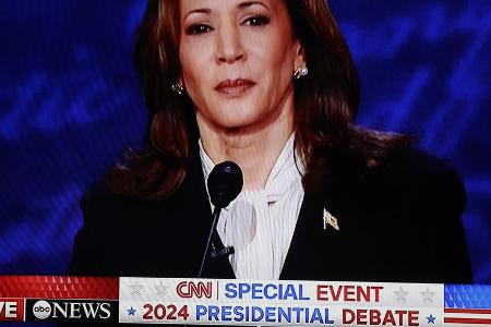 Wilde Verschwörungstheorie: Sind Kamala Harris' Ohrringe Kopfhörer? Wilde Verschwörungstheorie: Sind Kamala Harris' Ohrringe Kopfhörer?