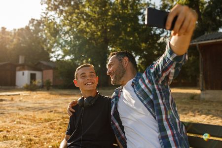 vater und sohn machen selfie vater und sohn machen selfie