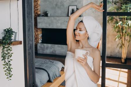 Haare natürlich trocknen: Ist es die bessere Alternative zum Föhnen? Haare natürlich trocknen: Ist es die bessere Alternative zum Föhnen?