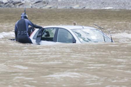 Überschwemmtes Fahrzeug
