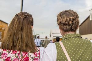 Wiesn 2024: Einfache Flechtfrisuren für den Trachtenlook