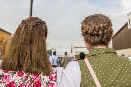 Wiesn 2024: Einfache Flechtfrisuren für den Trachtenlook Wiesn 2024: Einfache Flechtfrisuren für den Trachtenlook