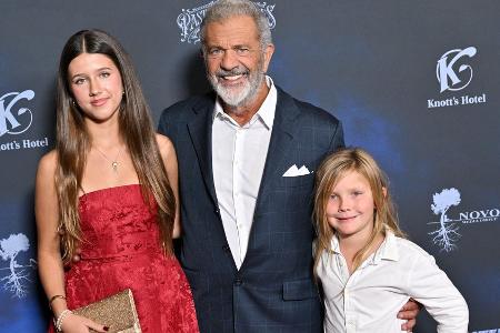 Seltener Auftritt: Mel Gibson zeigt sich mit zwei seiner neun Kinder Seltener Auftritt: Mel Gibson zeigt sich mit zwei seiner neun Kinder