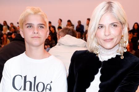 Selma Blair besucht Fashionshow in Paris mit Sohn Arthur Selma Blair besucht Fashionshow in Paris mit Sohn Arthur