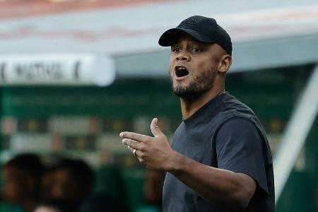 Duell mit Alonso? Kompany lacht Vergleichsfrage weg Duell mit Alonso? Kompany lacht Vergleichsfrage weg