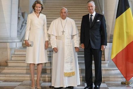 Zu Besuch in Belgien: Das Königspaar begrüßt Papst Franziskus Zu Besuch in Belgien: Das Königspaar begrüßt Papst Franziskus