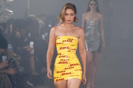 Gigi Hadid stolpert in Klebeband-Kleid über den Laufsteg Gigi Hadid stolpert in Klebeband-Kleid über den Laufsteg