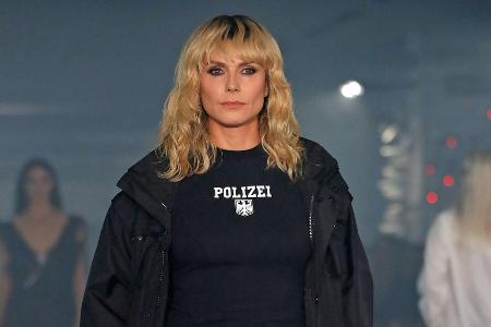 Mit Pony und Polizei-Jacke: Heidi Klum läuft erneut in Paris Mit Pony und Polizei-Jacke: Heidi Klum läuft erneut in Paris