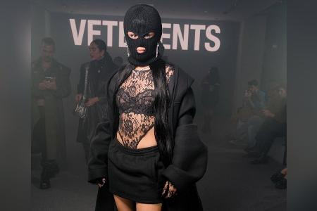Camila Cabello schockt mit Skimaske in Paris: Das steckt dahinter Camila Cabello schockt mit Skimaske in Paris: Das steckt dahinter