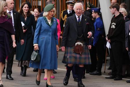 In Schottland: Charles und Camilla glänzen in traditionellen Outfits In Schottland: Charles und Camilla glänzen in traditionellen Outfits