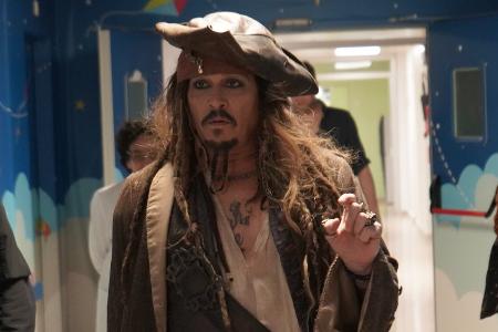 Johnny Depp besucht Kinderkrankenhaus als Captain Jack Sparrow Johnny Depp besucht Kinderkrankenhaus als Captain Jack Sparrow