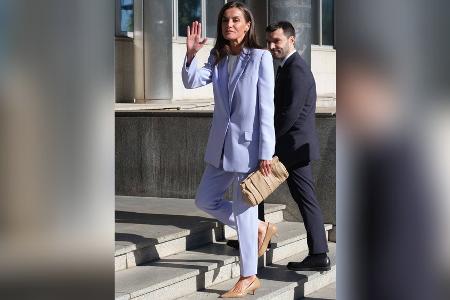 Königin Letizia von Spanien recycelt fliederfarbenes Ensemble Königin Letizia von Spanien recycelt fliederfarbenes Ensemble