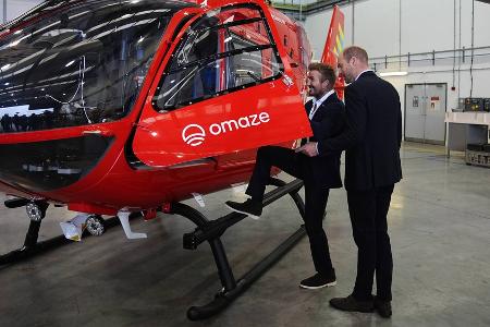 Prinz William und David Beckham inspizieren neue Rettungshubschrauber Prinz William und David Beckham inspizieren neue Rettungshubschrauber