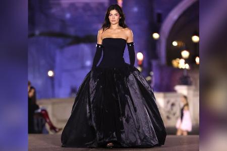 Wie eine Prinzessin: Kylie Jenner auf dem Laufsteg im Disneyland Paris Wie eine Prinzessin: Kylie Jenner auf dem Laufsteg im Disneyland Paris