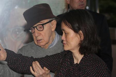 Seltener Auftritt: Woody Allen und seine Frau besuchen Broadway-Show Seltener Auftritt: Woody Allen und seine Frau besuchen Broadway-Show