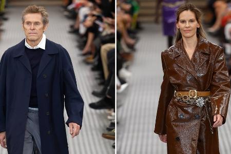 Willem Dafoe und Hilary Swank begeistern auf dem Catwalk in Paris