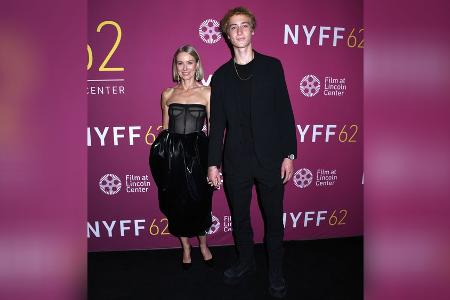 Hand in Hand: Naomi Watts mit Sohn Sasha auf dem roten Teppich Hand in Hand: Naomi Watts mit Sohn Sasha auf dem roten Teppich