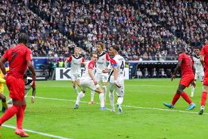 Turbulentes Topspiel: Bayern verpasst Sieg in Frankfurt