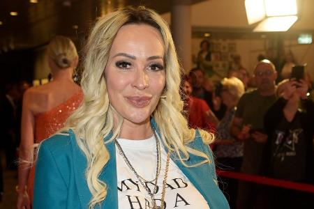 Wegen Hass-Nachrichten: Cora Schumacher will sich zurückziehen Wegen Hass-Nachrichten: Cora Schumacher will sich zurückziehen