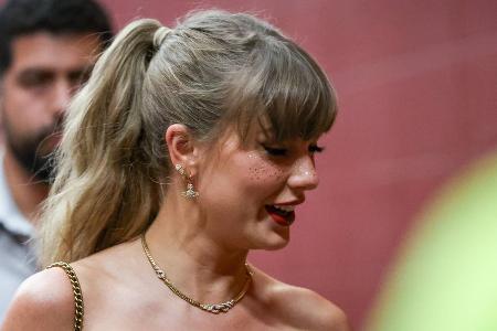 Spiel der Chiefs: Taylor Swift überrascht mit Glitzer-Sommersprossen Spiel der Chiefs: Taylor Swift überrascht mit Glitzer-Sommersprossen