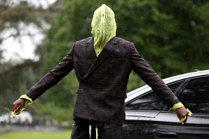 Kurioser Auftritt: Konate mit Maske zur Nationalmannschaft