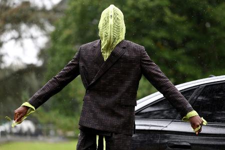 Kurioser Auftritt: Konate mit Maske zur Nationalmannschaft Kurioser Auftritt: Konate mit Maske zur Nationalmannschaft