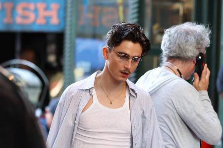 Timothée Chalamet: Ohne Wuschelkopf und mit Schnurrbart am Filmset Timothée Chalamet: Ohne Wuschelkopf und mit Schnurrbart am Filmset