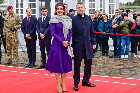 König Frederik und Königin Mary: Zur Begrüßung trägt sie Purpur König Frederik und Königin Mary: Zur Begrüßung trägt sie Purpur