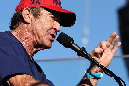 Hollywoodstar Dennis Quaid tritt mit Donald Trump in Kalifornien auf Hollywoodstar Dennis Quaid tritt mit Donald Trump in Kalifornien auf