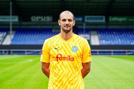 Holstein verlängert mit Torwart Engelhardt Holstein verlängert mit Torwart Engelhardt