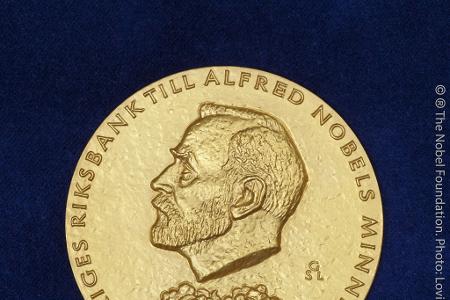 Diese prestigeträchtige Medaille ist mit dem Wirtschaftsnobelpreis verbunden. Diese prestigeträchtige Medaille ist mit dem Wirtschaftsnobelpreis verbunden.