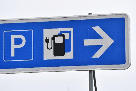Die Ladeinfrastruktur an deutschen Autobahnen lässt nach Ansicht des ADAC zu wünschen übrig. Die Ladeinfrastruktur an deutschen Autobahnen lässt nach Ansicht des ADAC zu wünschen übrig.