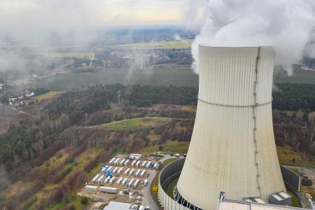Viele Batteriegroßspeicher entstehen auf dem Gelände von alten Kohle- oder Atomkraftwerken, weil dort starke Stromanschlüsse vorhanden sind.