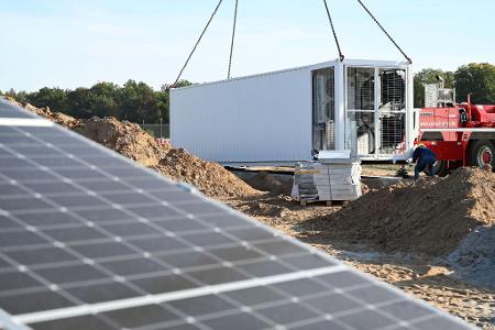 Neue Solarparks werden häufig mit eigenen Großbatterien ausgestattet, die den Strom für ein paar Stunden zwischenspeichern können.