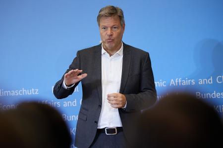 Habeck unterzeichnete die ersten Klimaschutzverträge, die die grüne Umstellung der Wirtschaft absichern sollen. Habeck unterzeichnete die ersten Klimaschutzverträge, die die grüne Umstellung der Wirtschaft absichern sollen.