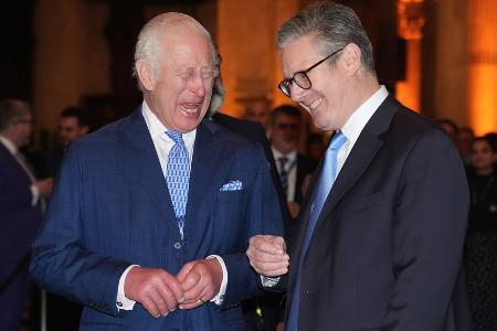 König Charles hat viel Spaß mit seinem Premierminister Keir Starmer König Charles hat viel Spaß mit seinem Premierminister Keir Starmer