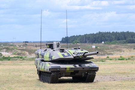 Ein Kampfpanzer Panther KF51 steht im Rheinmetall-Werk Unterlüß in Niedersachsen. Auf Basis dieses Panzers will Rheinmetall zusammen mit Leonardo einen neuen Kampfpanzer bauen.