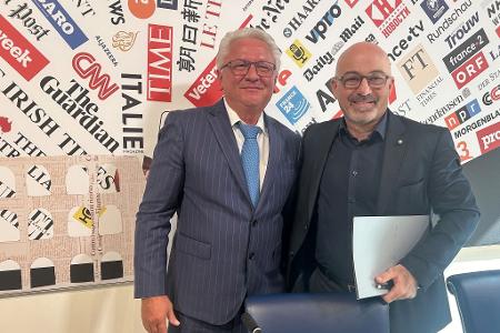 Rheinmetall-Chef Armin Papperger und Roberto Cingolani, Chef des italienischen Rüstungskonzerns Leonardo, stehen bei einer Pressekonferenz in der Vereinigung der Auslandspresse in Rom und berichten über ihre Panzerpläne.