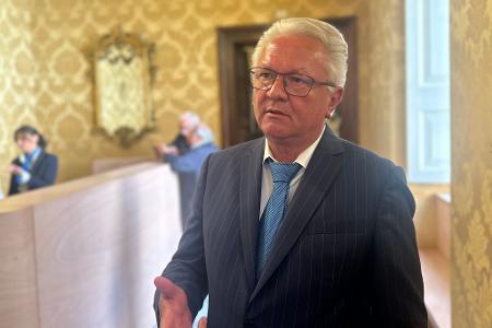 Armin Papperger, Vorstandschef von Rheinmetall, ist bei einer Pressekonferenz der Rüstungskonzerne Leonardo und Rheinmetall. Die beiden Konzerne aus Italien und Deutschland wollen in einem gemeinsamen Unternehmens Kampf- und Schützenpanzer bauen. Armin Papperger, Vorstandschef von Rheinmetall, ist bei einer Pressekonferenz der Rüstungskonzerne Leonardo und Rheinmetall. Die beiden Konzerne aus Italien und Deutschland wollen in einem gemeinsamen Unternehmens Kampf- und Schützenpanzer bauen.