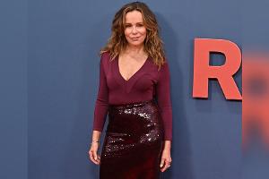 "Dirty Dancing"-Star Jennifer Grey: Herbstlicher Look in Burgunderrot